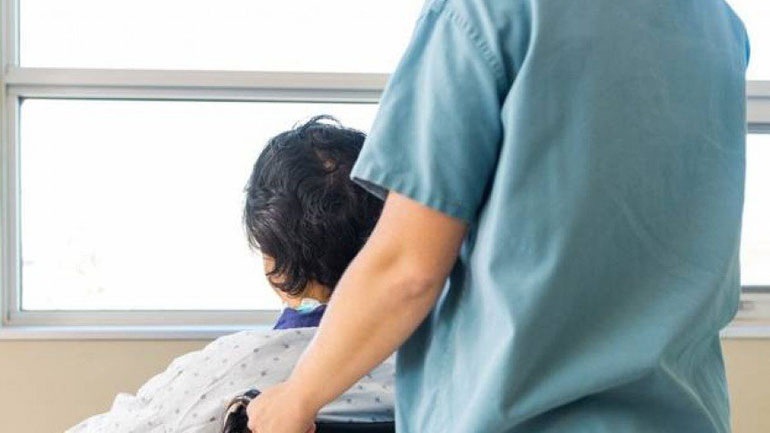 Αποκλειστικές νοσοκόμες: όροι και προϋποθέσεις για την παροχή υπηρεσιών σε ασθενείς