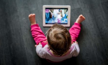 Μεγαλύτερος ο κίνδυνος για εμφάνιση συμπτωμάτων αυτισμού στα μωρά που κάθονται μπροστά σε υπολογιστή ή τηλεόραση