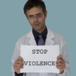 Η βία σε βάρος των γιατρών θέμα συζήτησης του υπουργού Υγείας με τον ΙΣΑ